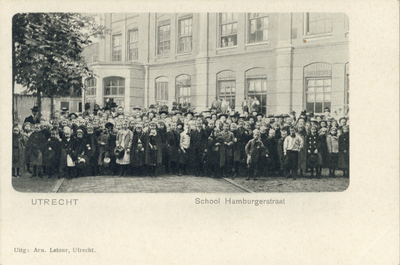 4144 Groepsportret met leerlingen van de Openbare Regentesseschool (Hamburgerstraat 22) te Utrecht.